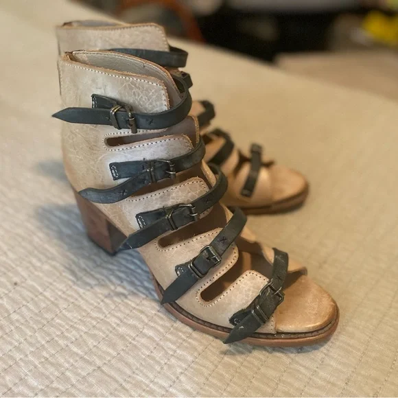 Stylish Freebird Black and Tan Women's Sandals - Picture 2 of 8